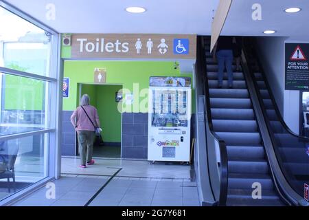 Toilettes de la station-service britannique, vestiaires pour bébés et toilettes pour personnes handicapées: Charnock Richard Station-service M6 Angleterre Banque D'Images