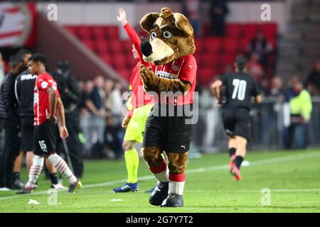 EINDHOVEN, PAYS-BAS - JUILLET 14 : la mascotte de PSV pendant le match d'avant-saison entre PSV et PAOK Saloniki au stade Philips le 14 juillet 2021 à Eindhoven, pays-Bas (photo de Ben gal/Orange Pictures) Banque D'Images