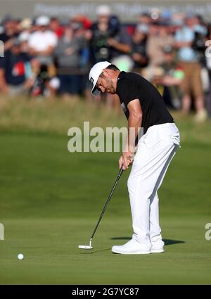 Louis Oosthuizen, d'Afrique du Sud, passe le 16e vert au cours de la deuxième journée de l'Open au Royal St George's Golf Club de Sandwich, dans le Kent. Date de la photo : vendredi 16 juillet 2021. Banque D'Images