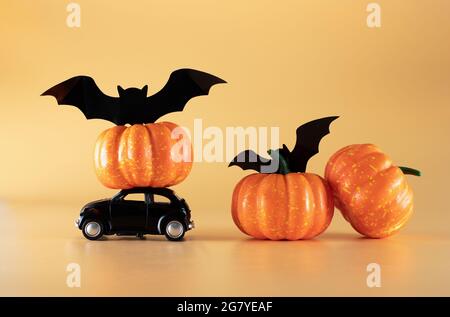 Joyeux halloween sur fond orange. Symbole offre spéciale. Conception plate. Elément de conception. Concept de célébration. Affiche de prix de l'offre de réduction. Banque D'Images