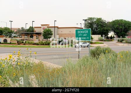 Panneau de signalisation de la ville où Aurora, Colorado, rencontre Denver, informant les visiteurs de l'altitude de 5280 pieds de la ville de Mile High, à un mile au-dessus du niveau de la mer. Banque D'Images