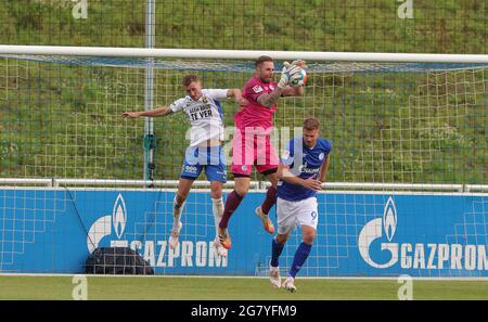 Gelsenkirchen, Allemagne. 16 juillet 2021. Firo: 16.07.2021, ballon de football, 2ème Bundesliga, saison 2021/2022, Test match, préparation FC Schalke 04 - vitesse Arnheim Ralf FV§hrmann, parade crédit: dpa/Alamy Live News Banque D'Images