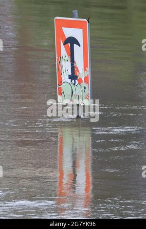 Hattingen, NRW, Allemagne. 16 juillet 2021. La Ruhr a inondé son remblai, ses champs et de nombreux jardins, sous-sols et propriétés près de la ville de Hattingen dans le district de la Ruhr en Rhénanie-du-Nord-Westphalie. Le NRW a été frappé par de terribles inondations, suite à de fortes pluies au cours des derniers jours. Plus de 80 000 personnes sont mortes jusqu'à présent lors des inondations en Allemagne. Credit: Imagetraceur/Alamy Live News Banque D'Images