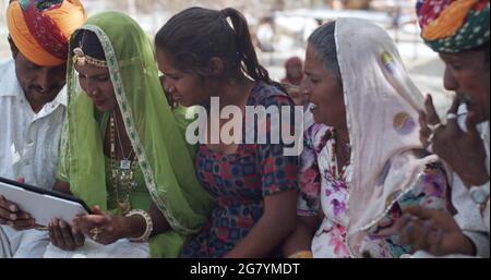 Une famille indienne portant des vêtements traditionnels s'est rassemblée pour avoir un chat vidéo Banque D'Images