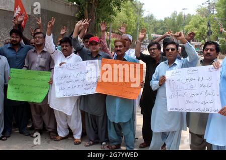 Hyderabad, Pakistan. 16 juillet 2021. Des employés de Jamshoro Lakhra Power House protestent contre le non-paiement de leurs salaires au club de presse d'Hyderabad le vendredi 16 juillet 2021. Credit: Asianet-Pakistan/Alamy Live News Banque D'Images