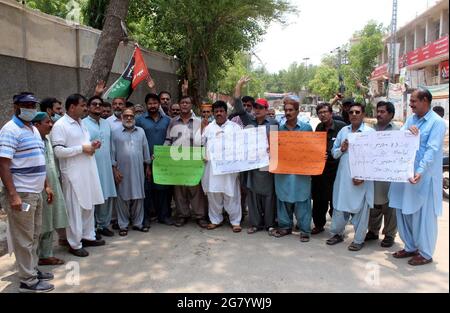 Hyderabad, Pakistan. 16 juillet 2021. Des employés de Jamshoro Lakhra Power House protestent contre le non-paiement de leurs salaires au club de presse d'Hyderabad le vendredi 16 juillet 2021. Credit: Asianet-Pakistan/Alamy Live News Banque D'Images