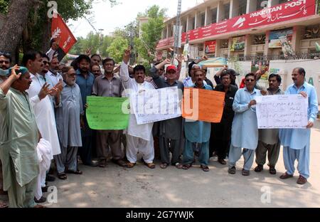 Hyderabad, Pakistan. 16 juillet 2021. Des employés de Jamshoro Lakhra Power House protestent contre le non-paiement de leurs salaires au club de presse d'Hyderabad le vendredi 16 juillet 2021. Credit: Asianet-Pakistan/Alamy Live News Banque D'Images