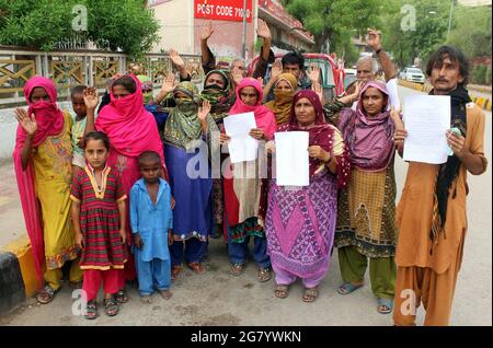 Hyderabad, Pakistan. 16 juillet 2021. Les résidents de la zone rurale de Sindh tiennent une manifestation contre la haute impartialité de la police au club de presse d'Hyderabad le vendredi 16 juillet 2021. Credit: Asianet-Pakistan/Alamy Live News Banque D'Images