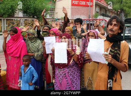 Hyderabad, Pakistan. 16 juillet 2021. Les résidents de la zone rurale de Sindh tiennent une manifestation contre la haute impartialité de la police au club de presse d'Hyderabad le vendredi 16 juillet 2021. Credit: Asianet-Pakistan/Alamy Live News Banque D'Images