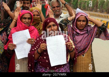 Hyderabad, Pakistan. 16 juillet 2021. Les résidents de la zone rurale de Sindh tiennent une manifestation contre la haute impartialité de la police au club de presse d'Hyderabad le vendredi 16 juillet 2021. Credit: Asianet-Pakistan/Alamy Live News Banque D'Images