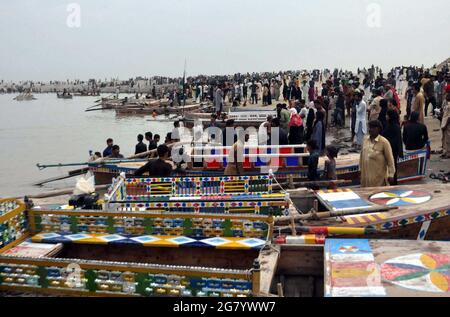 Hyderabad, Pakistan. 16 juillet 2021. Un grand nombre de citoyens profitent d'un temps agréable de la saison de la mousson, à l'Indus River à Hyderabad le vendredi 16 juillet 2021. Credit: Asianet-Pakistan/Alamy Live News Banque D'Images