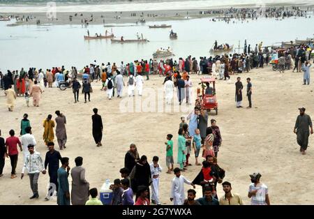 Hyderabad, Pakistan. 16 juillet 2021. Un grand nombre de citoyens profitent d'un temps agréable de la saison de la mousson, à l'Indus River à Hyderabad le vendredi 16 juillet 2021. Credit: Asianet-Pakistan/Alamy Live News Banque D'Images