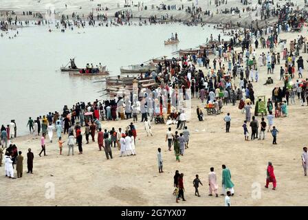 Hyderabad, Pakistan. 16 juillet 2021. Un grand nombre de citoyens profitent d'un temps agréable de la saison de la mousson, à l'Indus River à Hyderabad le vendredi 16 juillet 2021. Credit: Asianet-Pakistan/Alamy Live News Banque D'Images