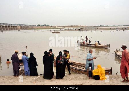 Hyderabad, Pakistan. 16 juillet 2021. Un grand nombre de citoyens profitent d'un temps agréable de la saison de la mousson, à l'Indus River à Hyderabad le vendredi 16 juillet 2021. Credit: Asianet-Pakistan/Alamy Live News Banque D'Images