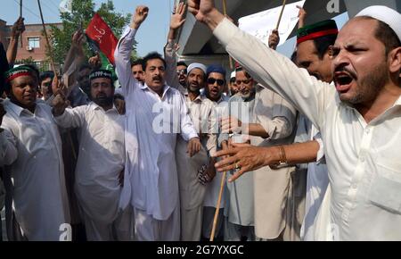 Hyderabad, Pakistan. 16 juillet 2021. Les militants du Parti populaire (PPP) tiennent une manifestation de protestation contre la déclaration d'Ali Amin Gandapur au Sénat, au club de presse de Peshawar, le vendredi 16 juillet 2021. Credit: Asianet-Pakistan/Alamy Live News Banque D'Images