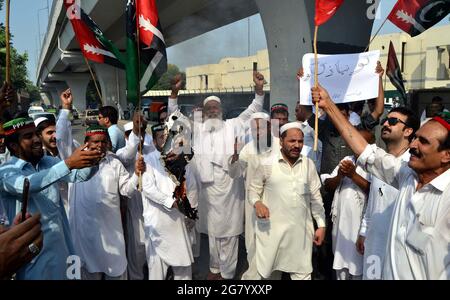 Hyderabad, Pakistan. 16 juillet 2021. Les militants du Parti populaire (PPP) tiennent une manifestation de protestation contre la déclaration d'Ali Amin Gandapur au Sénat, au club de presse de Peshawar, le vendredi 16 juillet 2021. Credit: Asianet-Pakistan/Alamy Live News Banque D'Images