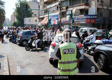 Beyrouth, Liban. 16 juillet 2021. Des manifestants en colère bloquaient le boulevard Saeb-Salaam, à Beyrouth, le 16 juillet 2021. Après la démission du Premier ministre libanais Saad Hariri le 15 juillet, des affrontements, des manifestations et des émeutes se propagent dans tout le pays. (Elisa Gestri/Sipa USA) crédit : SIPA USA/Alay Live News Banque D'Images