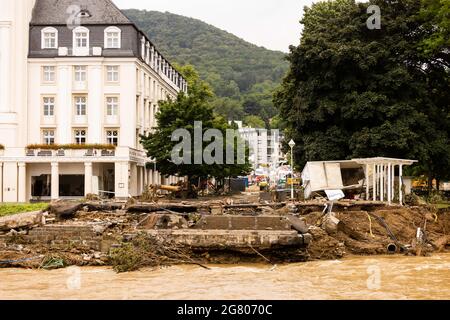 Bad Neuenahr, Allemagne. 16 juillet 2021. Une tête de pont démolie est visible sur la rive de la rivière Ahr, à côté de l'hôtel Steigenberger. Les pluies massives ont provoqué des inondations à Bad Neuenahr en Rhénanie-Palatinat ainsi que dans tout le district d'Ahrweiler. Credit: Philipp von Ditfurth/dpa/Alay Live News Banque D'Images