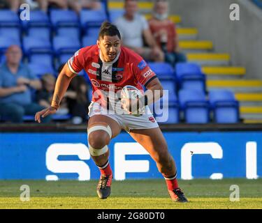 Warrington, Royaume-Uni. 16 juillet 2021. Pauli Pauli (12) de Salford Red Devils court avec le ballon à Warrington, au Royaume-Uni, le 7/16/2021. (Photo de Simon Whitehead/News Images/Sipa USA) crédit: SIPA USA/Alay Live News Banque D'Images