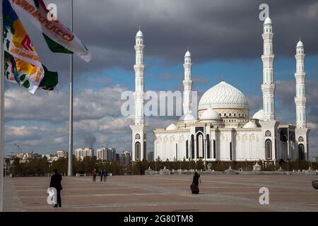 Nur Sultan/Kazakhstan- 04/28/2017: Vue extérieure la mosquée Hazrat Sultan dans la capitale d'Astana, au Kazakhstan Banque D'Images