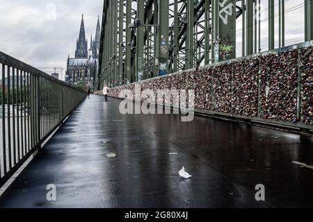 Le pont Hohenzollern avec écluses d'amour à Cologne, Allemagne. Banque D'Images