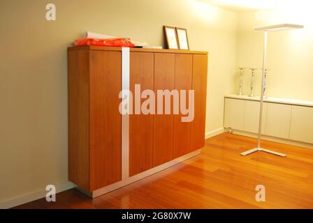 Armoires en bois beige et marron dans un bureau vide moderne, style de vie de bureau Banque D'Images