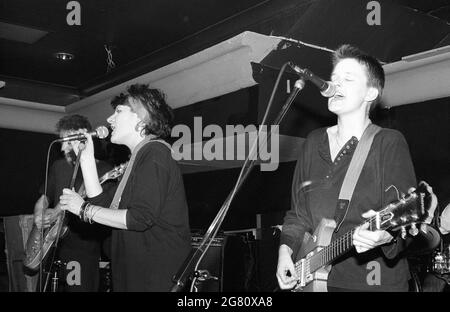 Paul Seacroft, Jacqui Callis et Paula Richards des Renees se produisant au West Hampstead Moonlight Club, Londres, 24/10/90. Banque D'Images