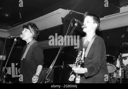 Jacqui Callis et Paula Richards des Renees au West Hampstead Moonlight Club, Londres, 24/10/90. Banque D'Images