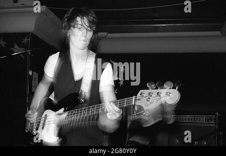 La basse guitariste Katrina Slack des Renees jouant au West Hampstead Moonlight Club, 24/10/90. Elle vit maintenant à Cornwall et travaille comme artiste 3D. Banque D'Images
