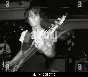 La basse guitariste Katrina Slack des Renees jouant au West Hampstead Moonlight Club, 24/10/90. Elle vit maintenant à Cornwall et travaille comme artiste 3D. Banque D'Images