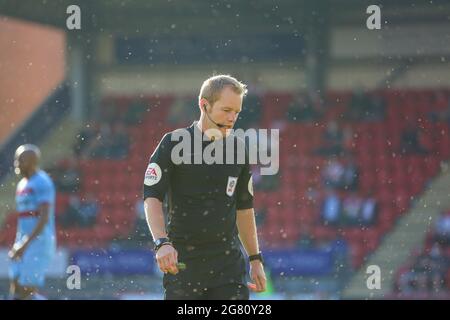 Londres, Royaume-Uni. 13 juillet 2021. Gavin Ward en arbitrage dans le match pré-saison amical entre Leyton Orient et West Ham joué au stade Breyer à Londres, Angleterre crédit: SPP Sport Press photo. /Alamy Live News Banque D'Images