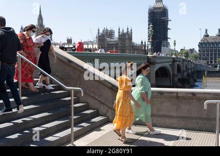 Londres, Royaume-Uni. 16 juillet 2021. Des personnes portant un masque facial se promo le long de la Tamise à Londres, au Royaume-Uni, le 16 juillet 2021. Le Royaume-Uni a enregistré plus de 50,000 nouveaux cas quotidiens de coronavirus, le plus grand nombre depuis la mi-janvier, selon les données officielles publiées vendredi. Credit: Ray Tang/Xinhua/Alay Live News Banque D'Images