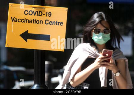 Londres, Royaume-Uni. 16 juillet 2021. Un signe d'un centre de vaccination a été observé à Londres, au Royaume-Uni, le 16 juillet 2021. Le Royaume-Uni a enregistré plus de 50,000 nouveaux cas quotidiens de coronavirus, le plus grand nombre depuis la mi-janvier, selon les données officielles publiées vendredi. Credit: Ray Tang/Xinhua/Alay Live News Banque D'Images