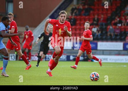 Londres, Royaume-Uni. 13 juillet 2021. Papadopoulos (23 Leyton Orient) chasse le ballon dans le match pré-saison ami entre Leyton Orient et West Ham joué au stade Breyer à Londres, Angleterre crédit: SPP Sport Press photo. /Alamy Live News Banque D'Images