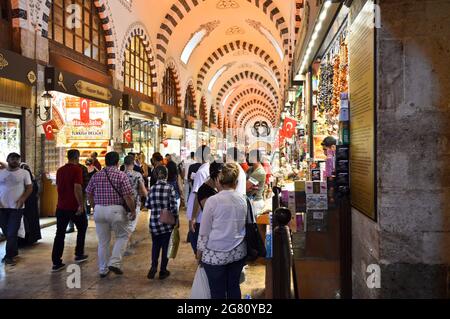 Dans le Misir Carsisi construit au XVIIe siècle, les habitants et les touristes de divers pays du monde font du shopping. Istanbul Turquie, août 30 2018 Banque D'Images