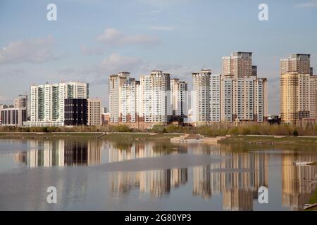 NUR SULTANKAZAKHSTAN - 04/28/2017: Vue sur la rivière Isim à Astana, Kazakhstan Banque D'Images