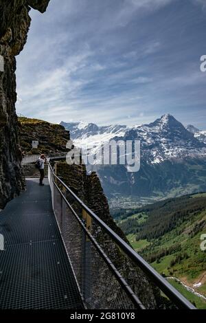 Cliff Walk, une plate-forme d'observation populaire sur la première montagne de Grindelwald, qui offre une vue imprenable sur les Alpes, Suisse - montagnes des Alpes suisses Banque D'Images