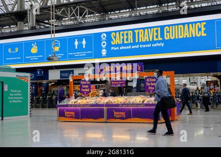 Londres, Royaume-Uni. 15 juillet 2021. Un travailleur de la navette vu porter un masque facial par mesure de précaution à la gare de Waterloo. Malgré la décision du gouvernement britannique de supprimer l'obligation légale de porter la couverture faciale dans les transports publics en Angleterre à partir du 19 juillet, les masques faciaux resteront obligatoires dans les transports publics à Londres, comme l'a annoncé le maire de Londres dans les jours suivants. Les citoyens d'Angleterre seront confrontés à des restrictions patates sur les couvertures faciales, car plusieurs autres maires des métros ont accepté de maintenir les masques obligatoires sur les transports publics. Crédit : Hesther ng/SOPA Images/ZUMA Wire/Alay Live News Banque D'Images