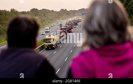 Hanovre, Allemagne. 16 juillet 2021. Les marcheurs regardent les travaux en cours sur l'autoroute 2 depuis un pont. Environ trois kilomètres de chaussée doivent être renouvelés dans les 57 heures. La fermeture complète épargne aux conducteurs de voitures et de camions un chantier de construction de trois semaines. Credit: Moritz Frankenberg/dpa/Alay Live News Banque D'Images