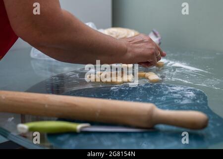 faire cuire des boulettes à la maison sur la table dans la cuisine. Banque D'Images