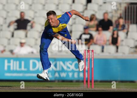 Manchester, Royaume-Uni. 16 juillet 2021. Brydon Carse de Durham Bowls lors du match Vitality Blast T20 entre le Lancashire et le Durham County Cricket Club à Old Trafford, Manchester, le vendredi 16 juillet 2021. (Crédit : will Matthews | MI News) crédit : MI News & Sport /Alay Live News Banque D'Images