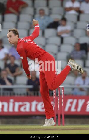 Manchester, Royaume-Uni. 16 juillet 2021. Tom Hartley de Lancashire Bowls lors du match Vitalial Blast T20 entre Lancashire et le Durham County Cricket Club à Old Trafford, Manchester, le vendredi 16 juillet 2021. (Crédit : will Matthews | MI News) crédit : MI News & Sport /Alay Live News Banque D'Images