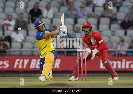 Manchester, Royaume-Uni. 16 juillet 2021. Brydon Carse de Durham chauves-souris pendant le match Vitalia Blast T20 entre Lancashire et Durham County Cricket Club à Old Trafford, Manchester, le vendredi 16 juillet 2021. (Crédit : will Matthews | MI News) crédit : MI News & Sport /Alay Live News Banque D'Images