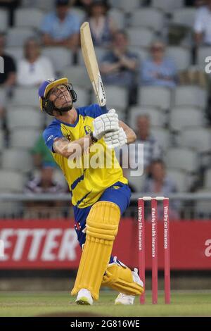 Manchester, Royaume-Uni. 16 juillet 2021. Brydon Carse de Durham chauves-souris pendant le match Vitalia Blast T20 entre Lancashire et Durham County Cricket Club à Old Trafford, Manchester, le vendredi 16 juillet 2021. (Crédit : will Matthews | MI News) crédit : MI News & Sport /Alay Live News Banque D'Images