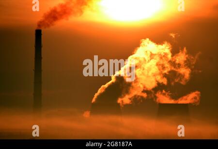 Usine avec cheminées et fumée dans l'orange Banque D'Images