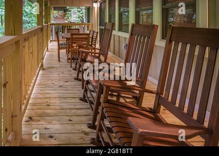 Chaises à bascule et salle à manger extérieure sur la terrasse arrière d'une cabine à flanc de colline au parc national de Vogel dans les montagnes de Géorgie du Nord près de Blairsville. (ÉTATS-UNIS) Banque D'Images