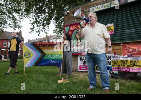 Londres, Royaume-Uni. 15 juillet 2021. Le Conseil syndical Paul Power of Haringey Trades s'adresse aux militants anti-racistes lors d'un événement sur les Canards communs organisé par Haringey Stand Up to racisme au cours duquel un genou a été pris en solidarité avec les footballeurs d'Angleterre Marcus Rashford, Jadon Sancho et Bukayo Saka. Les trois footballeurs d'Angleterre ont été victimes d'abus raciaux à la suite de la défaite finale de l'Angleterre contre l'Italie dans l'Euro 2020. Crédit : Mark Kerrison/Alamy Live News Banque D'Images