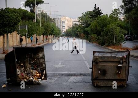 Beyrouth, Liban. 16 juillet 2021. Une route est bloquée par des manifestants à Beyrouth, au Liban, le 16 juillet 2021. Les manifestants libanais ont fermé les routes à Beyrouth pour la deuxième journée vendredi, un jour après la démission du Premier ministre désigné Saad Hariri. Hariri a annoncé jeudi son échec à former un cabinet, citant des désaccords irréconciliables avec le président Michel Aoun. Cette annonce a suscité une douzaine de manifestations dans tout le pays. Credit: Bilal Jawich/Xinhua/Alay Live News Banque D'Images