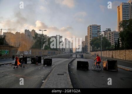 Beyrouth, Liban. 16 juillet 2021. Une route est bloquée par des manifestants à Beyrouth, au Liban, le 16 juillet 2021. Les manifestants libanais ont fermé les routes à Beyrouth pour la deuxième journée vendredi, un jour après la démission du Premier ministre désigné Saad Hariri. Hariri a annoncé jeudi son échec à former un cabinet, citant des désaccords irréconciliables avec le président Michel Aoun. Cette annonce a suscité une douzaine de manifestations dans tout le pays. Credit: Bilal Jawich/Xinhua/Alay Live News Banque D'Images