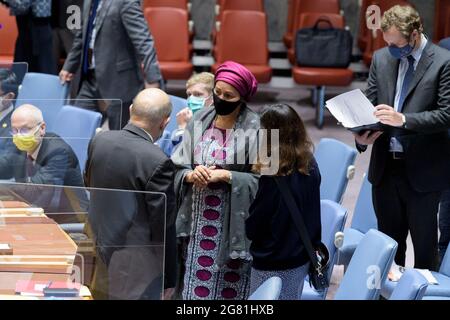 Nations Unies. 17 juillet 2021. (210716) -- NATIONS UNIES, 16 juillet 2021 (Xinhua) -- Le Secrétaire général adjoint des Nations Unies, Amina Mohammed (C), est vu avant la réunion d'information au niveau ministériel du Conseil de sécurité sur la protection de l'espace humanitaire sous la protection des civils dans les conflits armés, au siège de l'ONU à New York, le 16 juillet 2021. Le Secrétaire général adjoint des Nations Unies, Amina Mohammed, a averti vendredi que le monde est confronté à une « vague sanglante » de crises humanitaires, tout en appelant les États membres et le Conseil de sécurité à faire tout ce qui est possible pour en finir Banque D'Images